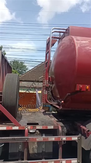 Memahami jenis-jenis truk tangki di Indonesia beserta muatannya > Pernah terpikir bagaimana bahan bakar air atau cairan kimia bisa sampai ketempat tempat terpencil di Indonesia? Jawabannya ada pada truk tangki. Ternyata ada banyak jenis sesuai dengan muatannya. Truk tangki adalah jenis kendaraan logistik yang jadi tulang punggung distribusi cairan di beberapa sektor industri. Tapi tahukah Anda, tidak semua truk tangki itu sama? Jenis dan kapasitas sangat menentukan efisiensi pengangkutan. Truk j