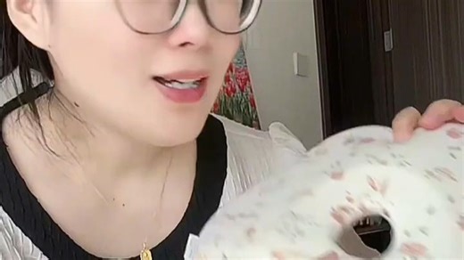 BeBeBus定型枕真不错，我女儿靠它睡出小圆头，宝宝睡眠更安稳，枕形贴合颈部曲线，整晚不塌陷，推荐给新手爸妈！