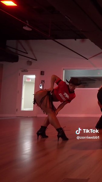 DANCE 🤠🐎🐴 Choreo: @idance_uapplaud (check out on Instagram for more bomb ass choreo 🔥👏🏾) #fyp #dance #beyonce #danceclass #heelsdance #foryou