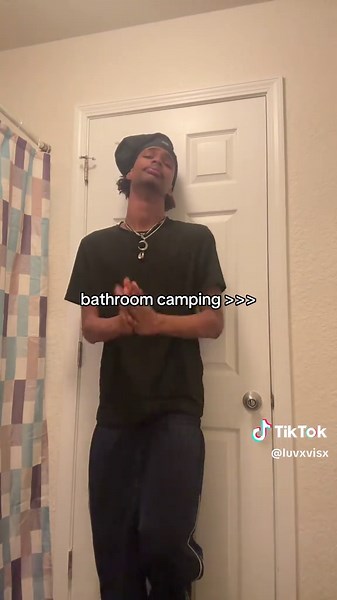 chino𖣂 (@luvxvisx)’s video of bathroom camping