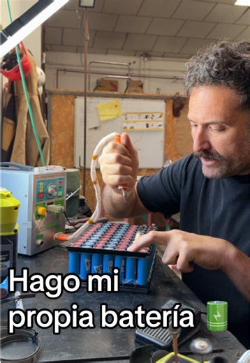 Intenté montar un pack de litio rápido… sin balancear las celdas 😅 Todo parecía bien hasta que medí el voltaje… ⚡ ¿Crees que la BMS lo arreglará o me la he cargado? 👀 #baterias #litio #maker #electronica #diy