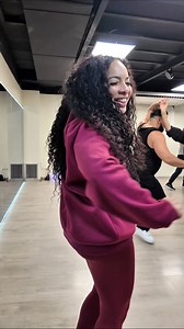 🔥 Sabor, ritmo y flow… ¡Así se vive la Salsa Cubana en Farray’s! 🔥 Aquí no solo aprendes pasos, aquí aprendes a sentir la música, a conectar con cada movimiento y a dejarte llevar por la energía única de la salsa. 💃🕺 ✨ Con el Método Farray®, creado por nuestra maestra Yunaisy Farray, te aseguramos una enseñanza estructurada y efectiva para que bailes con confianza y estilo. 📍 ¿Te atreves a probar? Ven a Farray’s y descubre por qué nuestra forma de bailar está conquistando Barcelona. 📅 Hora