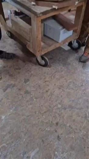 Dans cette vidéo, Mathieu présente étape par étape la fabrication et l’usinage d’un oculus. Il commence par expliquer le principe général du projet, les contraintes de dimensions et le choix des cadres comme base de travail. La première séquence est consacrée au positionnement précis du gabarit, élément clé pour garantir la régularité des formes et la symétrie de l’ouvrage. Mathieu détaille les repères, l’alignement et les points de fixation afin d’assurer un usinage sécurisé et reproductible. I