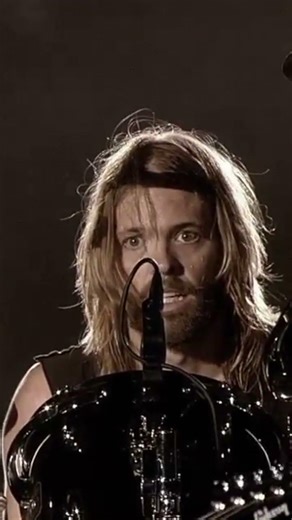 Dave Grohl Breaks Down as Taylor Hawkins Stares in Shock at Wembley! #foofighters