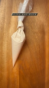 Crunch’s Cookies on Instagram: "The easiest way to fill an icing bag! Follow this page for endless cookie-content 🍪 #icinghack #cookiedecoratinghack #sugarcookies #sugarcookiedecorating #easycookiedecorating #smallbusiness"