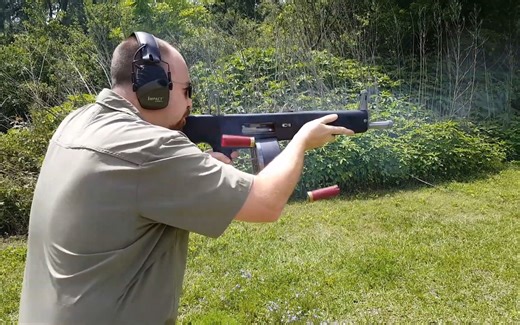 AA-12全自动霰弹枪及其他枪械射击