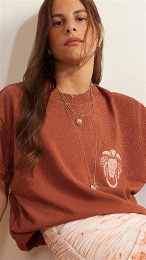 Shantal Verdelho on Instagram: "Toda collab nasce de um encontro. Shantal esteve no começo da Les Cloches. Foi a primeira influenciadora a vestir a marca. Hoje, a Zion vive um novo começo. Um refresh de marca que vai além do visual e reflete uma nova forma de se comunicar. Entre um começo e um recomeço, surge esta collab. Um encontro de histórias e linguagens, traduzido em lifestyle, explorando cor, styling e construção de imagem."