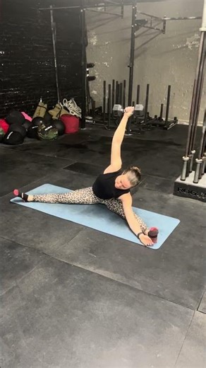 Straddle sit windmill