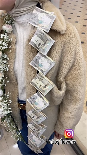 ‎Haboş flowars | هبوش للورد🌷‎ on Instagram‎: "قلادة مبلغ مالي مع ورد🦋🌷💕 …………………………. نصنع كلشي غريب لكي يعجبكم ……………………………………….. الورد لايحتاج للمناسبة ……………………………………… متجري خاصة لااعمال ورد والهدايا ……………………………………………………….. لطلب مراسلة الصفحة 📲. او اتصال 📞. على الرقم:07769702122 ……………………………………………………… فرع اول:شارع محافظة داخل عمارة خليل آغا 📍 فر ع الثاني: جامعة كركوك داخل مطعم unirest #ورد #تخرج #وردطبيعي #مشاهير #instagram"‎