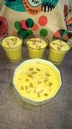 Thodi health, thoda treat 🥭Mango shake with ice-cream ❤️ happiness in a glass 💛Healthy version