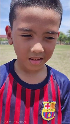 anak kecil nendang bola di lapangan bola gol