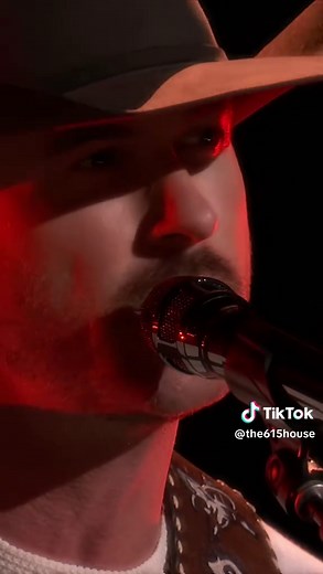 Riley Green's Stunning Performance on The Voice