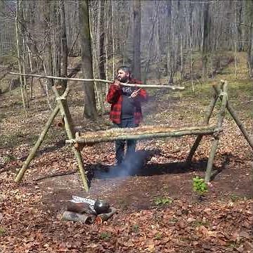 Build a simple bushcraft survival shelter to spend the night in the deep forest