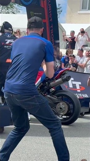 Isle of Man TT2026 Supersport Race 1 Sart from the start line.