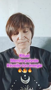 ✨ Rituel Menthe Poivrée – Réveille ton énergie ✨ Une goutte sous le palais… Et c’est comme si la clarté revenait instantanément. Fraîche, vive, puissante : la menthe poivrée ouvre l’esprit et réveille l’intérieur. Un massage sur la nuque… Et la fraîcheur se diffuse, soulage les tensions, libère la lourdeur de la journée. Un vrai souffle d’allègement. Une inhalation profonde… Et ton mental s’éclaircit, ton focus s’aiguise. C’est la respiration qui t’ancre, qui te recentre, qui relance ton énergie