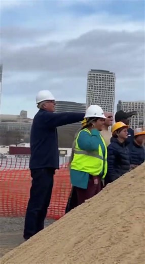 🇺🇸 Excavator Show in America! People Watch as Digger Loads Sand onto Truck (Heavy Machinery)