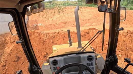 卡特彼勒416 装载机驾驶装载土方。