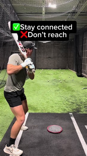 🔑✅stay connected, ❌don’t reach🔑 Staying connected w/ the barrel & holding proper angles thru our turn to the ⚾️ allows hitters to: ✅let the body deliver the barrel, not the arms/hands ✅turn the barrel instead of pushing it ✅make a tight & efficient turn to and thru the ⚾️ ❌no reaching, casting, or dumping of the barrel @jaxsonheard🔥 hitting session: -cricket bat open angle flips -bounce drill -close distance machine bp Jaxson Heard 2025 Blanchard HS /Rose State commit @loudcontacthitting #hit