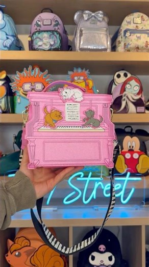 It’s time to play music & dance along with your fav Disney cats! 🐱🎹