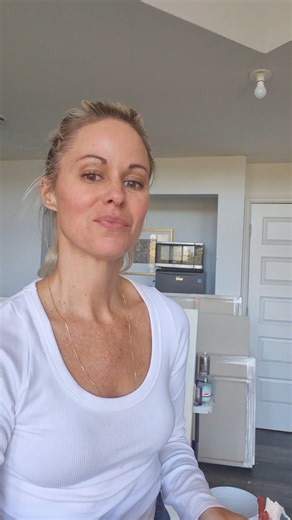 🎥 C’est enfin le jour du grand dévoilement de mon produit dérivé 🥳 Je vous en parle plus en détail dans la vidéo ! Oui, oui, je sais...elle est un peu longue 😅, mais ça vaut vraiment la peine de rester jusqu’à la fin. C’est quelque chose que je ne fais pas souvent et pour lequel j’ai eu un réel coup de cœur 😍 C’est le moment parfait pour vous faire un beau cadeau 🎁 ou pour offrir un cadeau d’hôtesse ou corporatif 🎄 Les quantités sont limitées ! 👉 Le lien de ma boutique est juste ici pour 