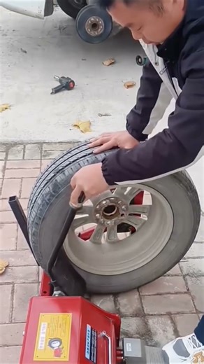 Car tyre changing machine