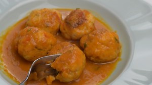 Estas albóndigas de pescado tienen una sabor tan rico que estoy segura que cuando las prepares en casa te las pedirán más de una vez. Ingredientes: 500 gr de merluza sin piel ni espinas 250 gr de gambas enteras 2 dientes de ajos Media cebolla 1 puerro Un trozo de pimiento rojo 1 huevo Perejil fresco Una rebanada de pan de molde Un chorrito de leche Pan rallado Una cucharadita de concentrado de tomate Laurel Sal y pimienta 100 ml de vino blanco Aceite de oliva | Y hoy qué comemos