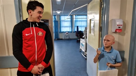 Sunderland players visit Sunderland Royal Hospital | Sunderland Echo