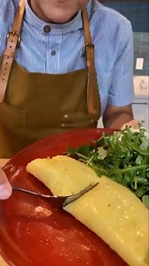 7.7M views · 2.7K shares | Buenos dias amigos! Aqui les dejo la tecnica de como hacer un omelet como chef profesional. El secreto para que no se queme o sobre cocine es revolver y mover constantemente. Espero que les guste. Good morning everyone! Here's the omelette technique that will leave you looking like a professional chef. The secret, so it does not burn or overcook is to stir and move constantly. I hope you enjoy. | Chef Lorena Garcia | Facebook