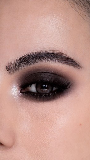 Nicole Attanasi on Instagram: "// Eyebrows on point and smokeyeyes ✨ prodotto preferito del momento, in assoluto il brow CEO di @mulaccosmetics ✨ anche sulle mie sopracciglia ( chiamate anche tronchetti della felicità ) funziona perfettamente! Vi lascio anche la lista dei prodotti occhi usati ✨ ✨ per le sopracciglia brow ceo & eyebrow pen universal deep brown ✨ applico su palpebra mobile e rima inferiore la matita chocotone della collezione anti conformist di @mulaccosmetics ✨ sfumo dalla palett