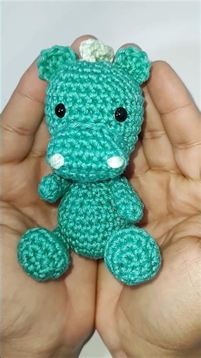 chaveiro de dinossauro, uma fofura que você vai amar fazer, tutorial no canal #amigurumi #tutorial