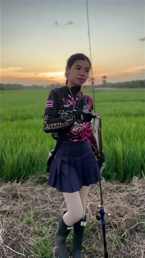 Khaohom confirms: Caught a snakehead fish by the roadside. #shots #fishing #lifeisbutadream #Khao...