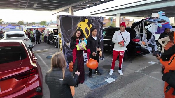 Golden Boy Boxing Halloween: Floyd Schofield, Gabriela Fundora, & Darius Fulghum giving out candy! 🎃