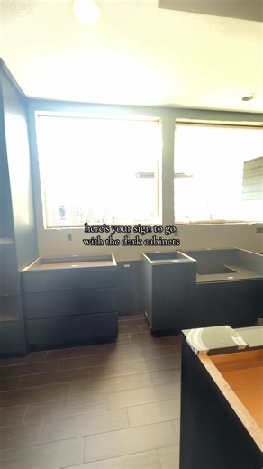 Thinking about going bold with your kitchen or bathroom? ✨ Dark cabinets aren’t just a trend—they’re a design power move. From deep navy to rich espresso, these cabinets bring instant drama and sophistication to any space. They’re perfect for creating contrast with your countertops and backsplashes, making every detail pop. 🎨 Not only do they hide wear and tear better than lighter colors (goodbye constant cleaning stress 😅), but they also pair beautifully with every finish—gold, black, or brus