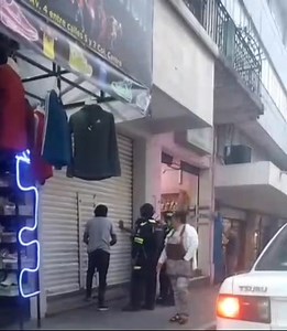 Elementos de la policía municipal revisan a dos personas en la avenida 4 entre calles 5 y 7, en pleno centro de Córdoba, Veracruz... ¡Tiemblen, borrachines y raterillos! ------------------ Video: a quien corresponda. ------------------ La Abeja Miope La Abeja Miope | La Abeja Miope