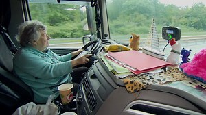 Diese 76-jährige Lkw-Fahrerin ist eine Legende auf der Autobahn