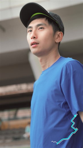 Running Smoothly at Kai Tak. 想探索香港不同面貌？今次就由山人 山人物近bewarethemountainman 帶你在充滿活力的啟德鬧市🏙️，體驗前所未有的10公里街跑樂趣！ 這條平坦的九龍東路段，可讓你穿梭在高樓大廈之間，亦可經過海濱公園及長廊！一起穿上全新 Clifton 10，在城市街道 Run Smooth，一邊探索啟德和觀塘地標，一邊享受極致舒適的街跑體驗！ 🔗即上 HOKA Clifton 10 網站，了解更完整的10公里路線：https://www.hokahongkong.com/ Ready to explore Hong Kong from a fresh perspective? Join 山人物近bewarethemountainman on an urban adventure through the vibrant streets of Kai Tak to experience the thrill of road running like never before🏙️! This flat 10K course in 