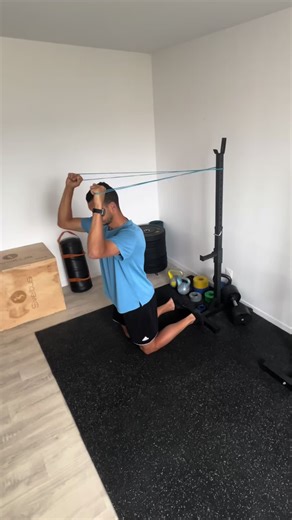 L’exercice oublié dans la rééducation de l’épaule instable. 🧠 On renforce la coiffe. On travaille le contrôle scapulaire. On charge progressivement. - Mais il y a une étape que beaucoup oublient. 👉 Travailler dans le secteur d’appréhension. 👉 Ou réintégrer le geste sportif qui a été traumatique. Et pourtant, c’est souvent ce qui fait la différence entre une rééducation qui « fonctionne à la maison »… et une épaule vraiment opérationnelle sur le terrain. 🏟️ 🧐 Pourquoi c’est important ? L’app