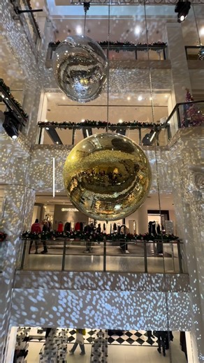 LateRooms.com | This is what London looks like at Christmas ✨ Sparkling lights, magical markets, and hot chocolate on every corner. 🥨🍫🍪 Ready to... | Instagram