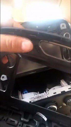 Demontez console autoradio renault clio 4