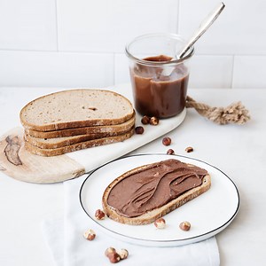 Morning checklist: 1. Wake up 2. Get up 3. Wipe up some chocolate-hazelnut spread ✔️ CHOCOLATE-HAZELNUT SPREAD What you'll need: 7 oz hazelnuts 5 ½ oz milk chocolate 8 tbsp neutral oil 1 ¼ cup confectioner's sugar 1 tbsp cocoa powder 1 tsp vanilla extract See the whole recipe here: http://bit.ly/2xgtfnO #diy | Kitchen Stories