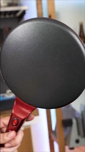 This machine makes crepes