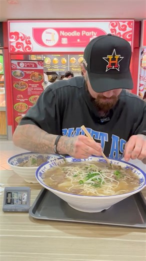 Giant pho!! 🍜Today I’m at noodle party in the Cairns night markets tackling a giant noodle soup challenge!Tag a friend who you want to go to noodle party with!!#pho#noodles #cairns #jimmyjudgeeats #asmr #eatingchallenge #foodchallenge #eating #food#yummy | Jimmy Judge