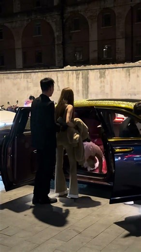 黄金劳斯莱斯上车的小公主，这辈子吃过最大的苦只能是冰美式了…#劳斯莱斯古思特 #小酷哥