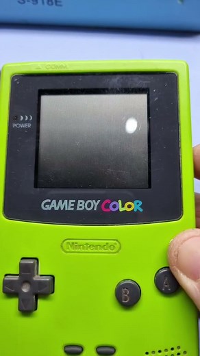 Starting a #gameboy colour with a cartridge in, and without