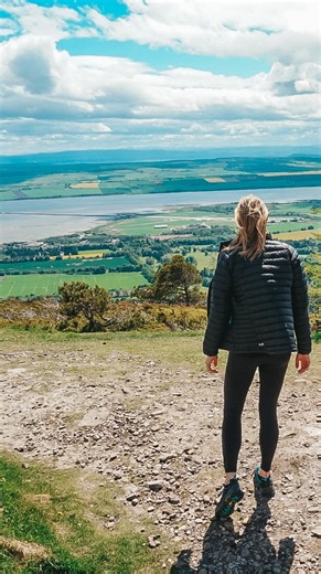 You’re gonna want to save this walk near Inverness for later!! 🍃 details below 👇 There’s something pretty epic about seeing Scotland on the TV!!! Especially when it’s places you’ve enjoyed exploring 🏔️🏴󠁧󠁢󠁳󠁣󠁴󠁿🥰 So last night when Fyrish Monument came up on The Traitors, I couldn’t help but say “we’ve been there!!” If you want to try out this walk yourself then here are the things you need to know. It’s just off the A9 near Alness - close to the North Coast 500 road trip route 🚗 📍 Par