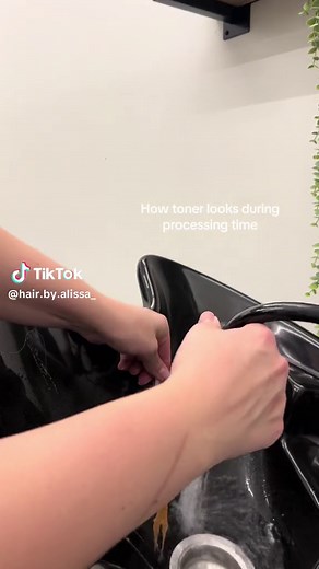 🫣Toner can look very scary when processing, so alot of stylist’s will walk away so we dont psych ourselves out and rinse you out early. This toner looks bright peachy/orange while processing, but after a full 20 minutes of processing the toner rinses out to reveal a beautiful golden blonde shade! It’s all about ✨✨trusting the process✨✨ #hairsalonlife #hairsalons #hairstylistsoftiktok #hairstylist #toninghair #toningblondehair #cosmetologyschool