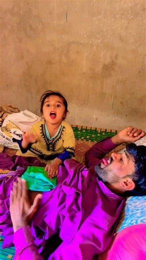 在爸爸肚子上拍拍拍#父女#父女日常 #父女 组合