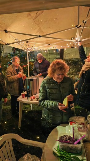 Szombat este a Százados negyedben, a MÁV-telepen a helyi közösséggel együtt vártuk a karácsonyt. Az ilyen alkalmak emlékeztetnek arra, hogy a demokrácia ereje a közösségekben van: ott, ahol beszélgetések, együttműködés és közös akarat születik. Nagyszerű este volt – tartalmas beszélgetésekkel, új ismeretekkel és új ismeretségekkel. 🎄 | Trentin Balázs - TISZA