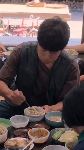 Amaryllis on Instagram: "Movie Details | Detail | Description | Movie name | The Hitman's Bodyguard | |Genre | Action, Comedy, Buddy Cop | Movie length | 118 minutes | | IMDb rating | 6.9/10 (approx.) | | Cast | Ryan Reynolds (Michael Bryce), Samuel L. Jackson (Darius Kincaid), Gary Oldman, Salma Hayek | Explanation of the Scene This scene captures the core dynamic between the two protagonists: * Darius Kincaid (Samuel L. Jackson): A notorious, wisecracking hitman who is the key witness in a tri