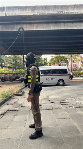 James Magiz CK on Instagram: "มาดูวิธีตำรวจเก็บโทรศัพท์มือถือที่ตกไป แค่ใช้มายากลเท่านั้นเอง🤣 #magic"